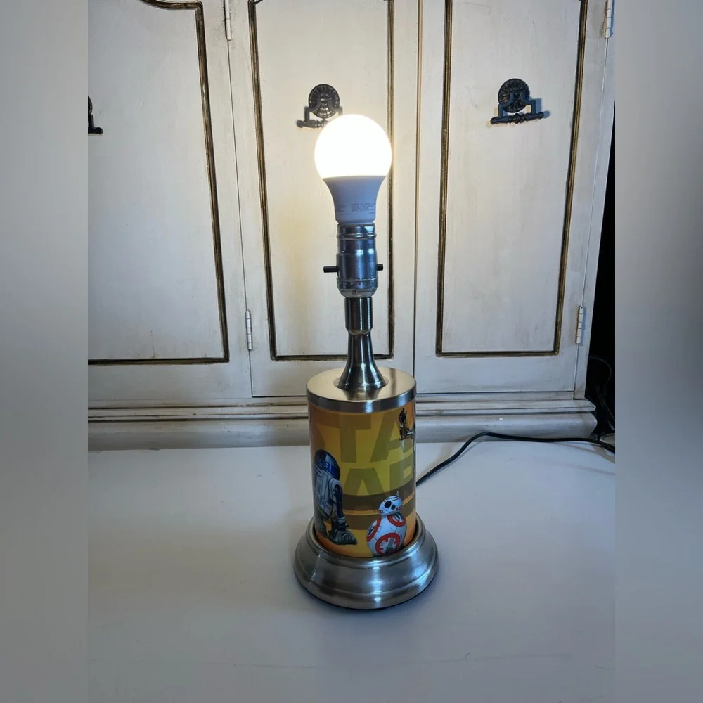 Star Wars table lamp with rolled metal plate of R2D2, C-3PO, BB8 & logo rare